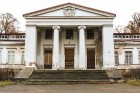 Kungu māja celta ap 1845. gadu Berlīnes skolas vēlā klasicisma stilā ar firstu Līvenu ģerboni dārza fasādes portika frontonā 1