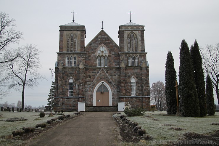 Jezupovas Svētā Pētera un Pāvila Romas katoļu baznīcu Daugavpils novadā sāka būvēt 1934. gadā un pabeidza 1961. gadā, taču komunisti to izmantoja kā k 165517