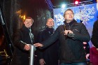 Rīgas domes priekšsēdētājs Nils Ušakovs simboliski ieslēdz pilsētas svētku apgaismojumu 3