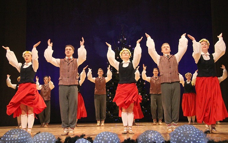 Jauniešu deju ansamblis «Pīlādzītis» izdejo Ziemassvētku koncertu Ogrē 166560
