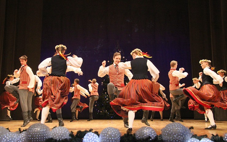 Jauniešu deju ansamblis «Pīlādzītis» izdejo Ziemassvētku koncertu Ogrē 166567