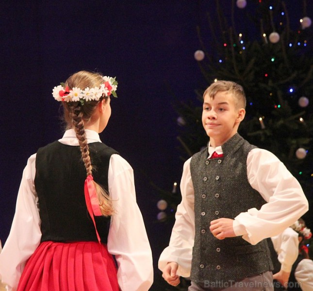 Jauniešu deju ansamblis «Pīlādzītis» izdejo Ziemassvētku koncertu Ogrē 166577
