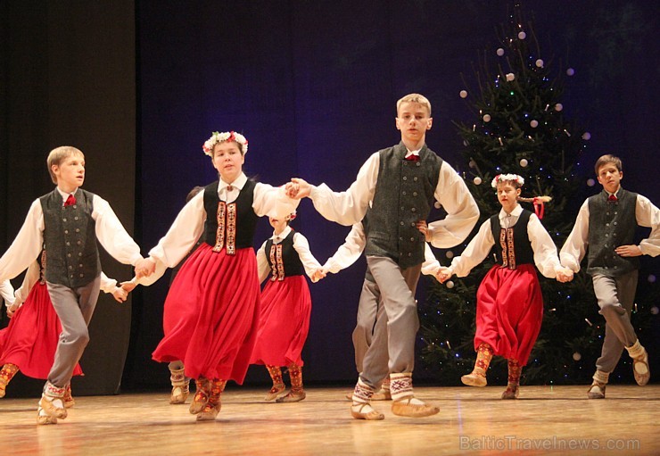 Jauniešu deju ansamblis «Pīlādzītis» izdejo Ziemassvētku koncertu Ogrē 166585