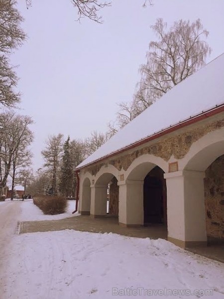 Skaistās Vecpiebalgas muižas komplekss atrodas Inešu pagastā pie Arisas upītes, kas ir īsākā upe Latvijā 167302