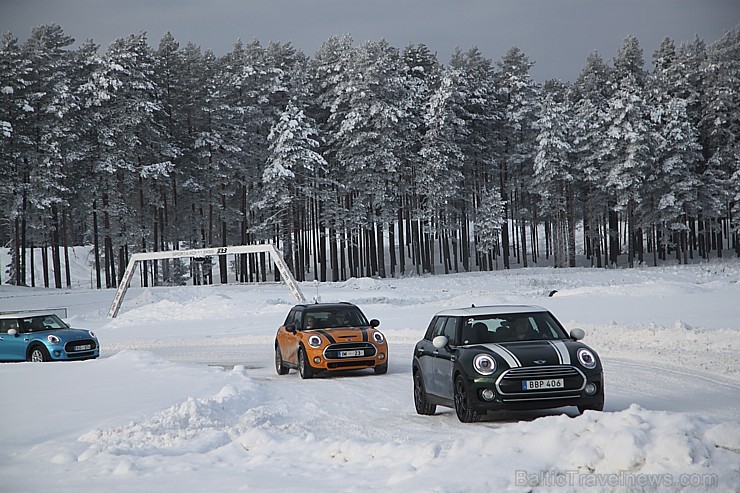 Travelnews.lv redakcija 23.01.2016 ar Mini.lv atbalstu testē Mini modeļus autosporta trasē «333» ziemas apstākļos Travelnews.lv redakcija 23.01.2016 ar Mini.lv atbalstu testē Mini modeļus autosporta trasē «333» ziemas apstākļos 167751