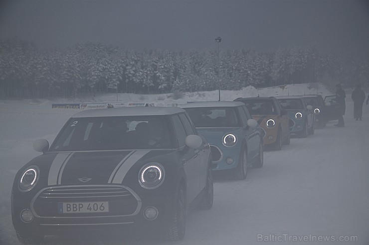 Travelnews.lv redakcija 23.01.2016 ar Mini.lv atbalstu testē Mini modeļus autosporta trasē «333» ziemas apstākļos Travelnews.lv redakcija 23.01.2016 ar Mini.lv atbalstu testē Mini modeļus autosporta trasē «333» ziemas apstākļos 167760