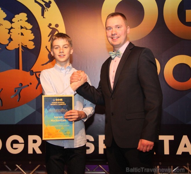 Balvas «Ogres novada sporta laureāts 2015» viens no pretendentiem Ivars Mackevičs kopā ar treneri Zigurdu Kinci 167781