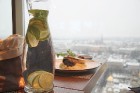 Radisson Blu Hotel Latvija panorāmas un kokteiļu bārs «Skyline» 26. stāvā piedāvā biznesa pusdienas īpašiem darījumiem un Rīgas viesu pārsteigumam 13