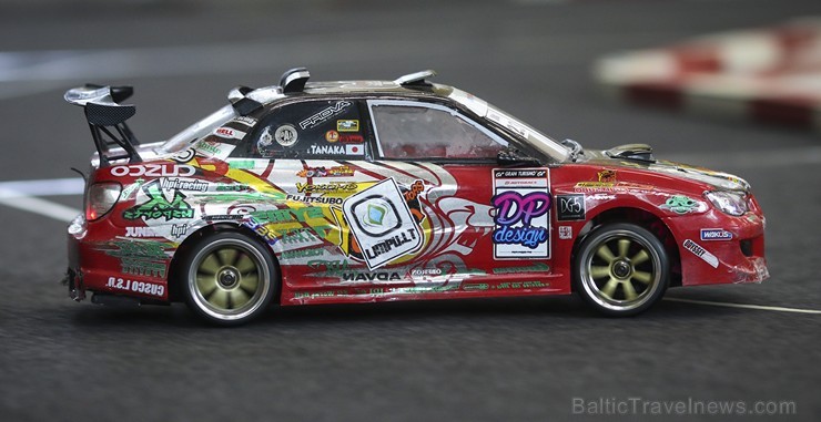 Radiovadāmo automodeļu drifts ir izsmalcināts sporta veids, kur 1:10 mēroga automašīnas tiek attālināti vadītas kontrolētā sānslīdē, ievērojot trajekt Radiovadāmo automodeļu drifts ir izsmalcināts sporta veids, kur 1:10 mēroga automašīnas tiek attālināti vadītas kontrolētā sānslīdē, ievērojot trajekt 169523