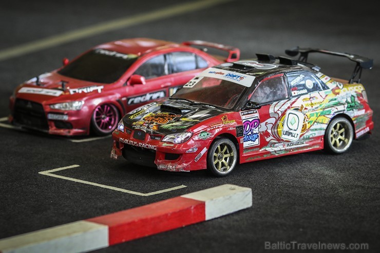 Radiovadāmo automodeļu drifts ir izsmalcināts sporta veids, kur 1:10 mēroga automašīnas tiek attālināti vadītas kontrolētā sānslīdē, ievērojot trajekt Radiovadāmo automodeļu drifts ir izsmalcināts sporta veids, kur 1:10 mēroga automašīnas tiek attālināti vadītas kontrolētā sānslīdē, ievērojot trajekt 169536