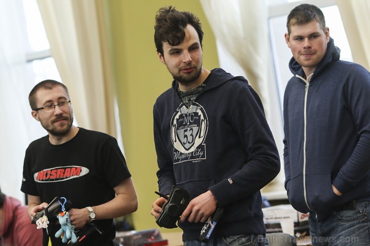 Radiovadāmo automodeļu drifts ir izsmalcināts sporta veids, kur 1:10 mēroga automašīnas tiek attālināti vadītas kontrolētā sānslīdē, ievērojot trajekt Radiovadāmo automodeļu drifts ir izsmalcināts sporta veids, kur 1:10 mēroga automašīnas tiek attālināti vadītas kontrolētā sānslīdē, ievērojot trajekt 169546