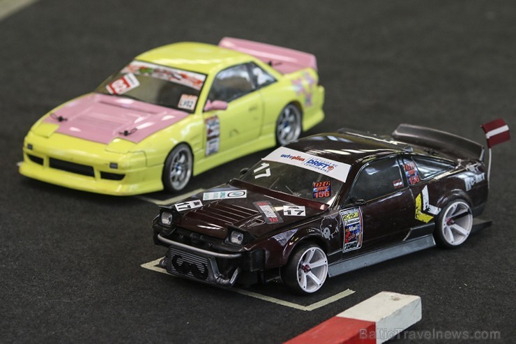 Radiovadāmo automodeļu drifts ir izsmalcināts sporta veids, kur 1:10 mēroga automašīnas tiek attālināti vadītas kontrolētā sānslīdē, ievērojot trajekt Radiovadāmo automodeļu drifts ir izsmalcināts sporta veids, kur 1:10 mēroga automašīnas tiek attālināti vadītas kontrolētā sānslīdē, ievērojot trajekt 169553