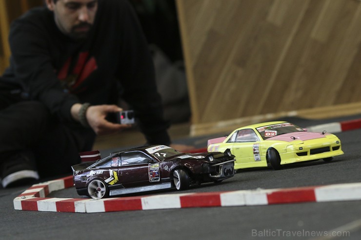 Radiovadāmo automodeļu drifts ir izsmalcināts sporta veids, kur 1:10 mēroga automašīnas tiek attālināti vadītas kontrolētā sānslīdē, ievērojot trajekt Radiovadāmo automodeļu drifts ir izsmalcināts sporta veids, kur 1:10 mēroga automašīnas tiek attālināti vadītas kontrolētā sānslīdē, ievērojot trajekt 169554