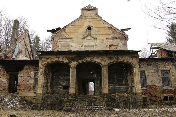 Sējas muižas kungu māja ir 18., 19.gadsimta mijas celtne. 19.gadsimta beigās nams tika pārbūvēts, tā pieticīgajiem baroka laika savrupmājas vaibstiem Sējas muižas kungu māja ir 18., 19.gadsimta mijas celtne. 19.gadsimta beigās nams tika pārbūvēts, tā pieticīgajiem baroka laika savrupmājas vaibstiem 170302