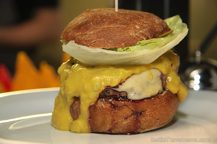 Uz Blaumaņa ielas Rīgā kopš marta vidus ir atvērusies jauna vietējo hamburgeru ēstuve «Street Burgers» 170958