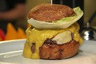 Uz Blaumaņa ielas Rīgā kopš marta vidus ir atvērusies jauna vietējo hamburgeru ēstuve «Street Burgers» 3