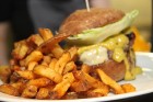 Uz Blaumaņa ielas Rīgā kopš marta vidus ir atvērusies jauna vietējo hamburgeru ēstuve «Street Burgers» 4