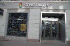 Uz Blaumaņa ielas Rīgā kopš marta vidus ir atvērusies jauna vietējo hamburgeru ēstuve «Street Burgers» 21