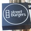 Uz Blaumaņa ielas Rīgā kopš marta vidus ir atvērusies jauna vietējo hamburgeru ēstuve «Street Burgers» 24
