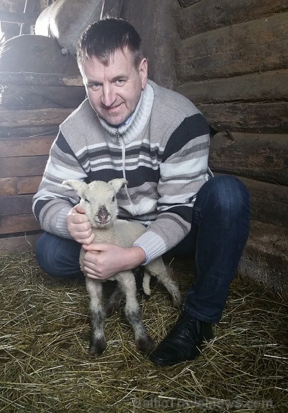 Travelnews.lv direktors Aivars Mackevičs viesojas Latgales zemnieka sētā pie aitām un pavasara jēriem 171145