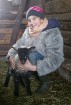 Travelnews.lv redakcija viesojas Latgales zemnieka sētā pie aitām un pavasara jēriem 10