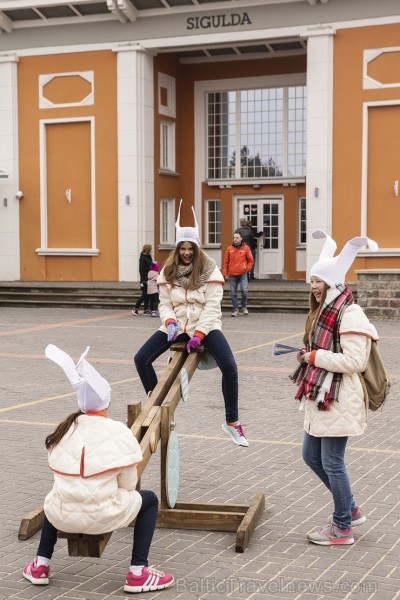 Siguldā atklāts pirmais šūpoļu festivāls «Latvija šūpojas Siguldā» 171205