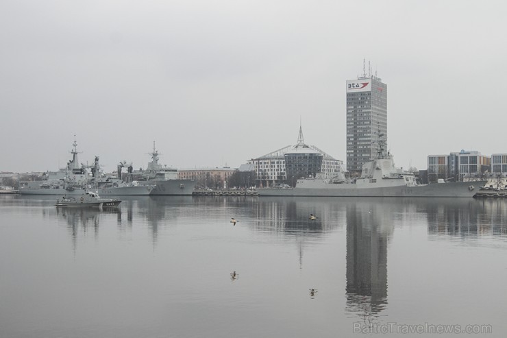 Rīgas iedzīvotājiem un viesiem liela interese par NATO karakuģiem 171251