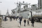 Rīgas iedzīvotājiem un viesiem liela interese par NATO karakuģiem 19