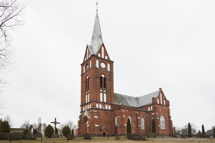 Baznīca ir sarkanu ķieģeļu mūra celtne, būvēta gotikas stilā, 30 metrus gara, 20 metrus plata ēka ar vienu 35 metrus augstu torni, kas izbūvēts dievna 171655