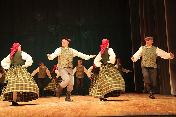 Ogre ar deju koncertu «Mūžīgi laimīgi» priecē skatītājus un atbalsta labdarību 171732
