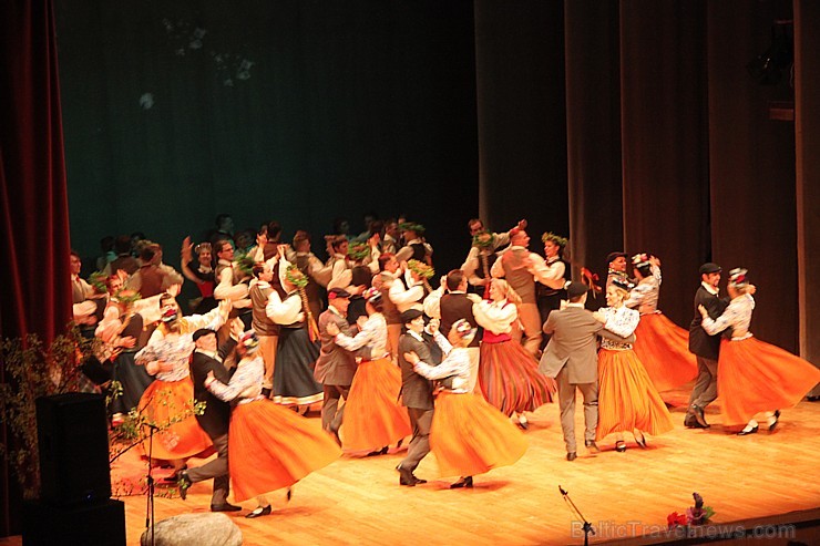 Ogre ar deju koncertu «Mūžīgi laimīgi» priecē skatītājus un atbalsta labdarību 171752