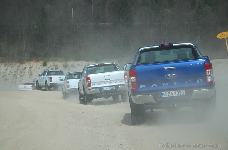 Travelnews.lv redakcija ar jauno  Ford Ranger un instruktoru vadībā dodas Slovēnijas šķēršļu poligonā 172015