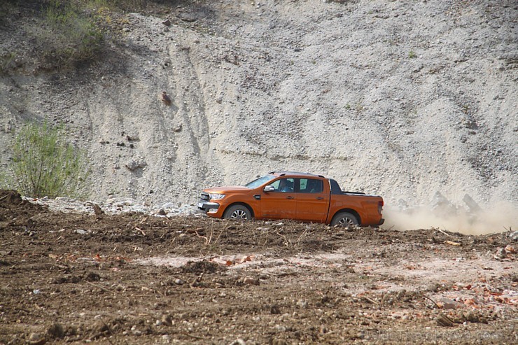 Travelnews.lv redakcija ar jauno Ford Ranger un instruktoru vadībā dodas Slovēnijas šķēršļu poligonā Travelnews.lv redakcija ar jauno Ford Ranger un instruktoru vadībā dodas Slovēnijas šķēršļu poligonā 172034