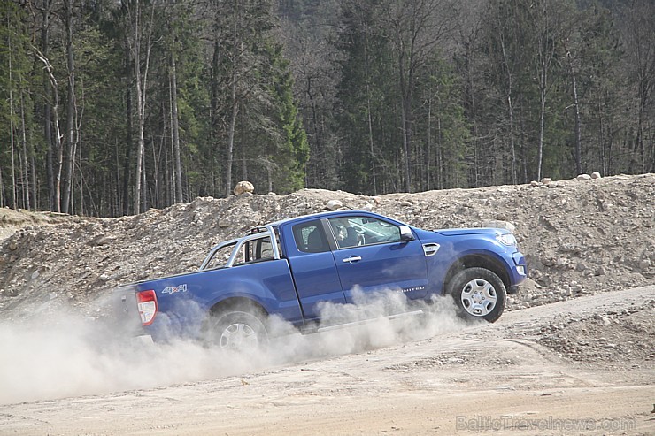 Travelnews.lv redakcija ar jauno Ford Ranger un instruktoru vadībā dodas Slovēnijas šķēršļu poligonā Travelnews.lv redakcija ar jauno Ford Ranger un instruktoru vadībā dodas Slovēnijas šķēršļu poligonā 172035