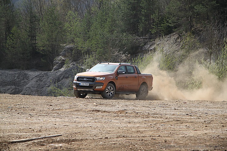 Travelnews.lv redakcija ar jauno  Ford Ranger un instruktoru vadībā dodas Slovēnijas šķēršļu poligonā 172036