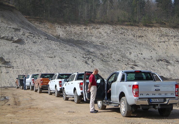 Travelnews.lv redakcija ar jauno Ford Ranger un instruktoru vadībā dodas Slovēnijas šķēršļu poligonā Travelnews.lv redakcija ar jauno Ford Ranger un instruktoru vadībā dodas Slovēnijas šķēršļu poligonā 172047