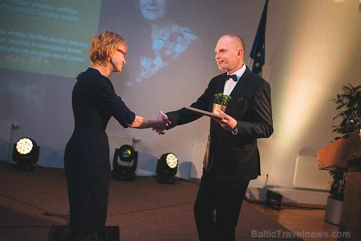 Gada Balvu «Brīvība. Uzņēmība. Kompetence.» saņem labākie Biznesa augstskolas «Turība» absolventi Gada Balvu «Brīvība. Uzņēmība. Kompetence.» saņem labākie Biznesa augstskolas «Turība» absolventi 172662