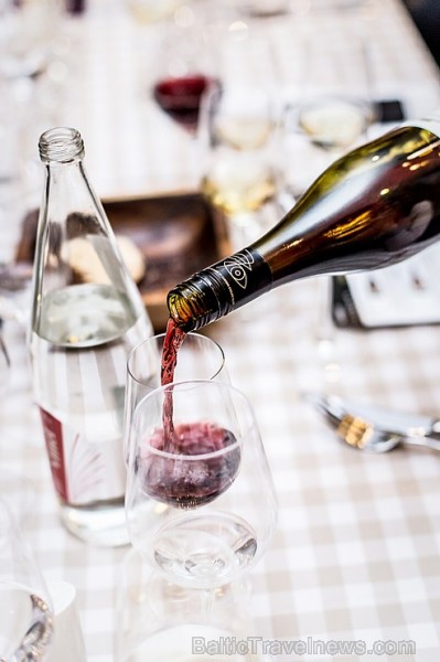 Restorānā «Melnā Bite» bauda Chablis reģiona vīnu «Domaine de Laroche» gardēžu vakariņas 173035
