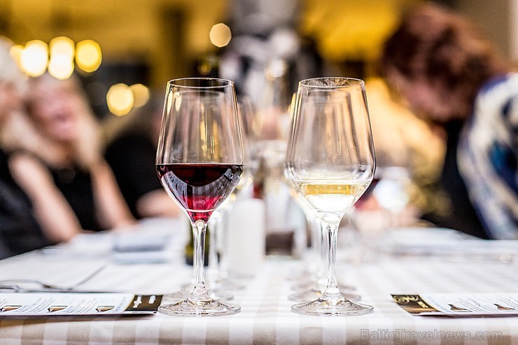 Restorānā «Melnā Bite» bauda Chablis reģiona vīnu «Domaine de Laroche» gardēžu vakariņas 173036