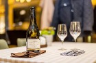 Restorānā «Melnā Bite» bauda Chablis reģiona vīnu «Domaine de Laroche» gardēžu vakariņas 30