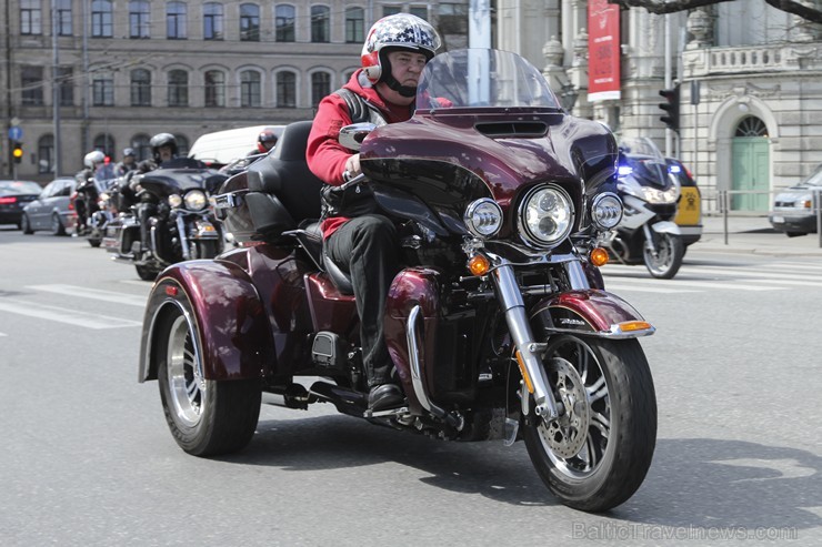 Ar parādes braucienu pa Rīgas ielām atklāj jauno motosezonu 173178