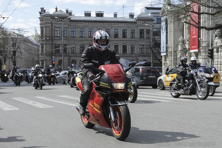 Ar parādes braucienu pa Rīgas ielām atklāj jauno motosezonu 173180