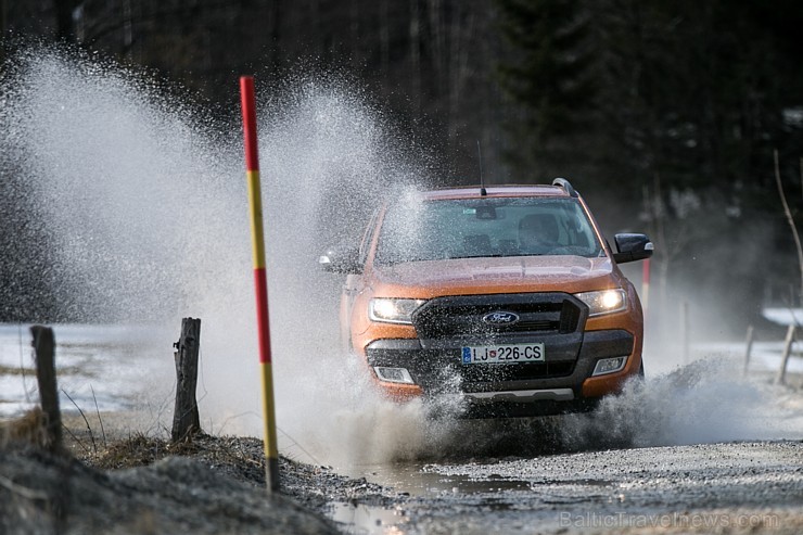 Travelnews.lv redakcija ar  Ford Ranger  izbrauc Slovēnijas Alpus. Foto: Ford 173484