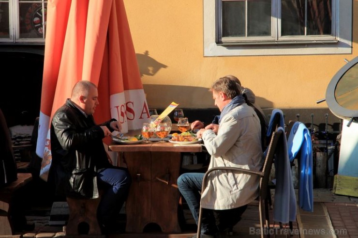 Saulainais laiks piepilda restorāna  «Taverna» terasi 173520
