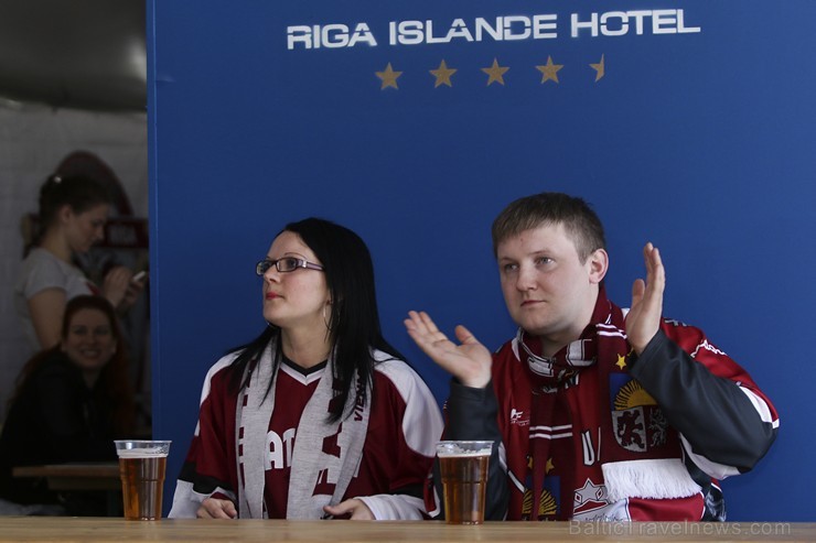 Hokeja fanu mājā «Riga Islande Hotel» teritorijā emocijas sit augstu vilni 173883