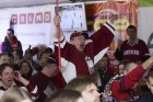 Hokeja fanu mājā «Riga Islande Hotel» teritorijā emocijas sit augstu vilni 25
