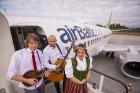 «Lido» avioreisa Rīga - Berlīne pasažierus pārsteidz ar cienastu un dzīvo mūziku 2