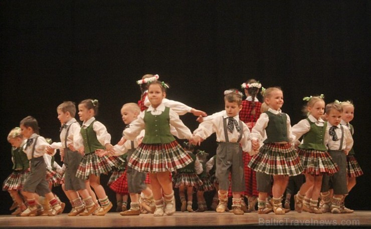 Ogres bērnu un jauniešu deju kolektīvs «Pīlādzītis» uzstājas ar atskaites programmu 175110
