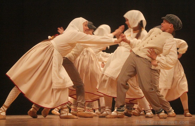 Ogres bērnu un jauniešu deju kolektīvs «Pīlādzītis» uzstājas ar atskaites programmu 175121