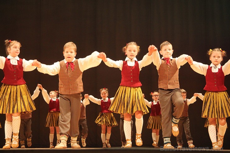 Ogres bērnu un jauniešu deju kolektīvs «Pīlādzītis» uzstājas ar atskaites programmu 175123